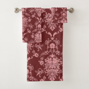 Joli Damas rose sur la serviette de bain bordeaux