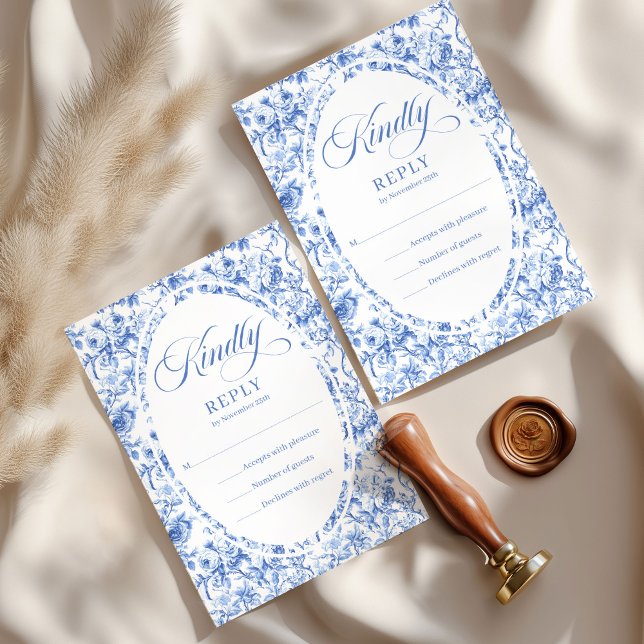 Joli design de RSVP de mariage avec des roses en t (Pretty Royal Blue Toile Roses Wedding RSVP Design

)