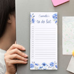 Joli Fleur sauvage Bleu Personnalisé À Faire Liste<br><div class="desc">Joli fleur sauvage à faire liste pour personnaliser avec votre nom. Cette aquarelle à motifs floraux a une bordure de fleurs sauvages dans les tons bleus avec typographie lettrée à la main. Conçu comme une liste de choses à faire, le bloc-notes comporte des lignes et des cases à cocher pour...</div>
