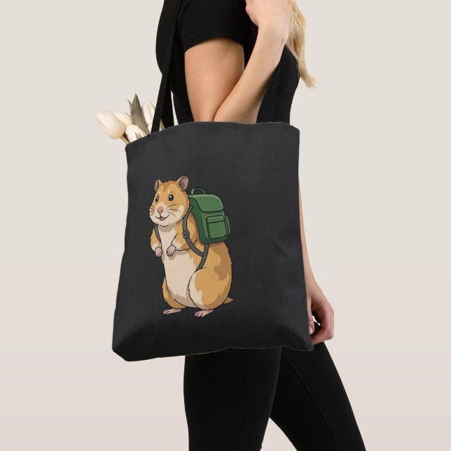 Joli hamster randonneur avec sac à dos (De près)