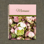 Joli Hellebore rose et olive personnalisé<br><div class="desc">Ce joli design monogrammé présente un joli hellebore rose et vert (parfois décrit comme hellebores ou heliabore) avec un bloc coloré de rose bordé d'olivier. Le nom de votre destinataire ou de votre destinataire est écrit dans une police de script en olive dans le bloc de couleur rose. Le genre...</div>