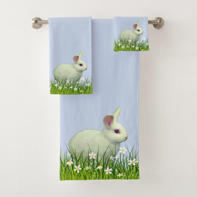 Joli lapin blanc et fleurs sur fond bleu clair (En situation)