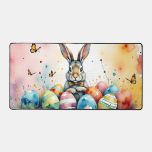 Joli lapin de Pâques avec des œufs peints colorés