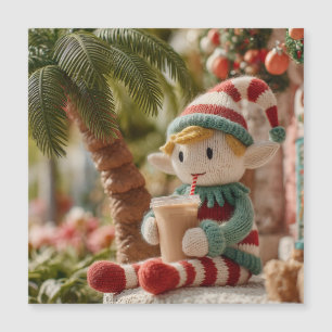 Joli Lutin de Noël au tricot buvant un café glacé