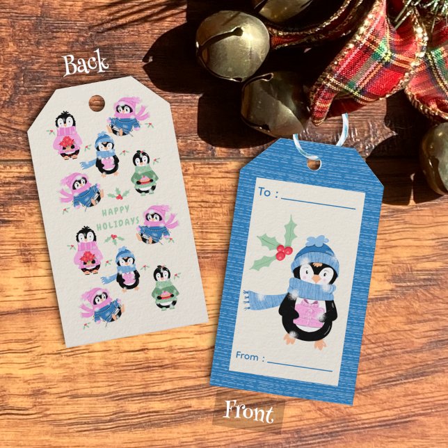 Joli manchot avec étiquette de cadeau de vacances  (Cute cream and blue Holiday gift tags with a cartoon penguin holding a present . )