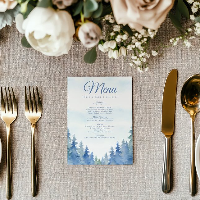 Joli menu mariage de pins d'hiver (Blue watercolor forest wedding menu card with elegant script and woodland design)