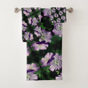 Joli Motif de paire de fleurs de géranium violet