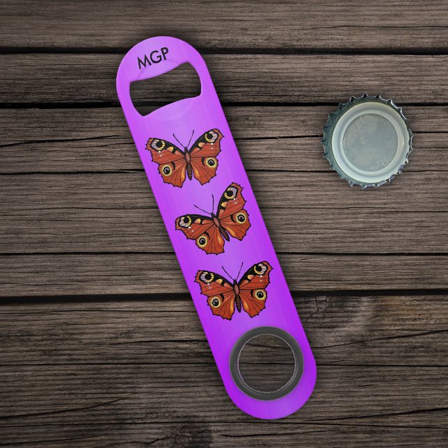 Joli papillon monarque violet vif (Three pretty monarh butterflies  in brown / orange on bright purple bottle opener.)