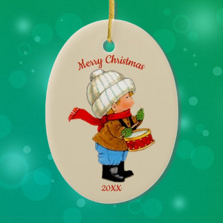 Joli petit garçon de Noël avec ornement de tambour