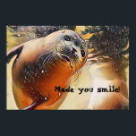 Joli Phoque Faune Pop Art Made You Smile Poster<br><div class="desc">C'est un adorable portrait de la faune d'un phoque super mignon nageant sous l'eau avec des bulles et regardant droit sur vous comme il essaie de vous faire sourire. J'ai donc ajouté les mots : Vous avez fait sourire! en tant que modèle de texte que vous pouvez garder ou remplacer...</div>