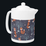 Joli renard d'hiver<br><div class="desc">Des renards adorables habillés de casquettes rouges et des foulards se baignent dans une forêt enneigée contre un arrière - plan au charbon de bois.</div>