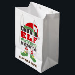 Joli sac cadeau Noël "Elf Watching"<br><div class="desc">Faites votre emballage facile cette année avec un sac cadeau de vacances "Elf Watching" mignon et coloré. Choisissez parmi plusieurs tailles différentes et assurez-vous de customiser le dos.</div>