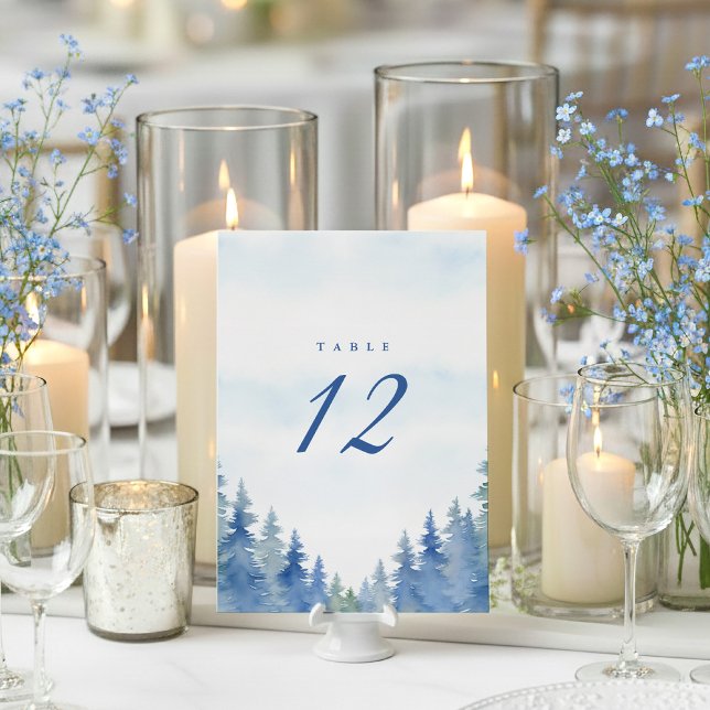 Joli sapin d'hiver numéro de table de réception (Blue pine trees wedding table number place card.)