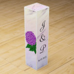 Joli violet Floral Aquarelle Boite à vin Mariage<br><div class="desc">Joli floral violet avec feuilles verts contre un doux violet violet crème blanchie à la chaux arrière - plan sur trois côtés de boîte pour une ambiance vintage romantique. Ultra Violet est la couleur de l'année 2018. De belles boîtes pour vos cadeaux de réception privilégient les bouteilles de vin ou...</div>