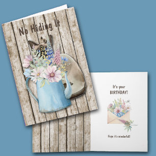 Jolie carte d'anniversaire de chat qui se cache et