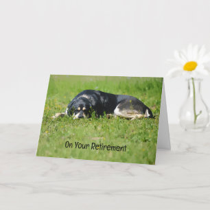 Jolie carte de retraite avec art de chien relaxant