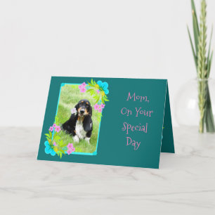 Jolie chiot Basset sur la carte Flowery Mère's Day