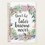 Jolie citation Motivationnelle Aquarelle Florale<br><div class="desc">Plannière jolie et féminine avec une couronne d'aquarelle florale encadrant la citation motivationnelle "Ne laissez pas plus tard ne jamais devenir"</div>