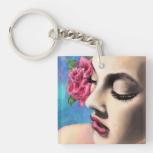 Jolie femme avec porte-clés rose