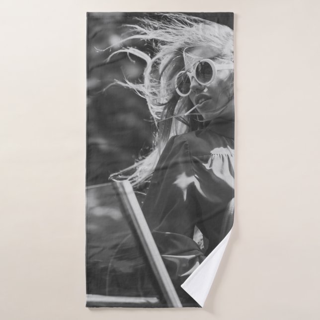 Jolie femme en voiture convertible (Serviette de bain)