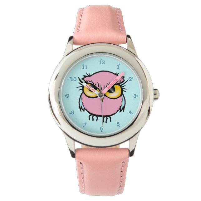 Jolie fille Hibou montre poignet (devant)
