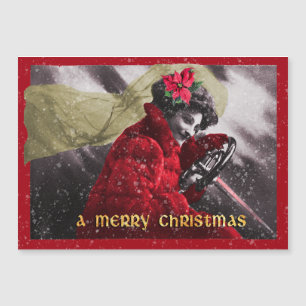 Jolie fille rousse conduisant une voiture