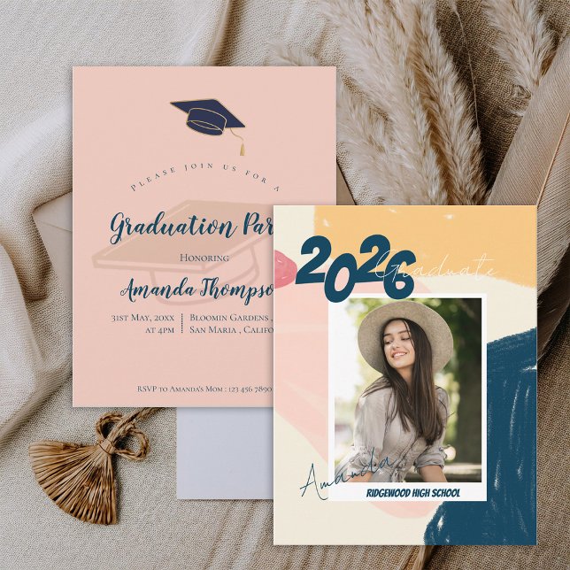 Jolie invitation de mini photo pastel de remise de (Cute Pastel Photo Class of 2026 Graduation Mini Invitation)