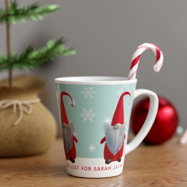 Jolie Noël Gnome Fête Latte Mug (Gnome made hot cocoa can be put in this coffee mug. Or any gnome made drink. Just add your name)