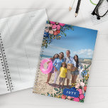 Jolie photo de famille Fleurs roses blush bleues<br><div class="desc">Planner floral personnalisé avec votre photo et l'année avec de jolies fleurs en rose,  blush,  corail,  bleu et jaune.</div>