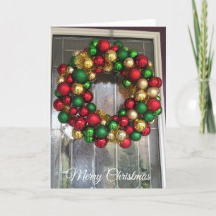 Jolie porte de Noël avec carte de couronne ornemen