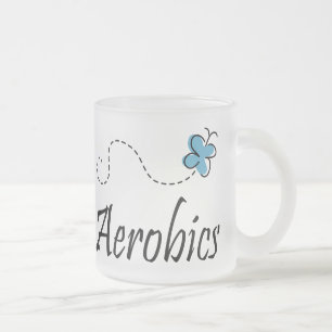 Jolie tasse d'instructeur d'aérobic