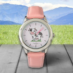 Jolie Vache montre rose<br><div class="desc">Une montre rose avec une jolie vache sur l'herbe et un prénom personnalisable. Cela pourrait être un grand cadeau pour un enfant qui aime les animaux de Kawaii ! Ajoutez simplement le prénom et offrez-le !</div>