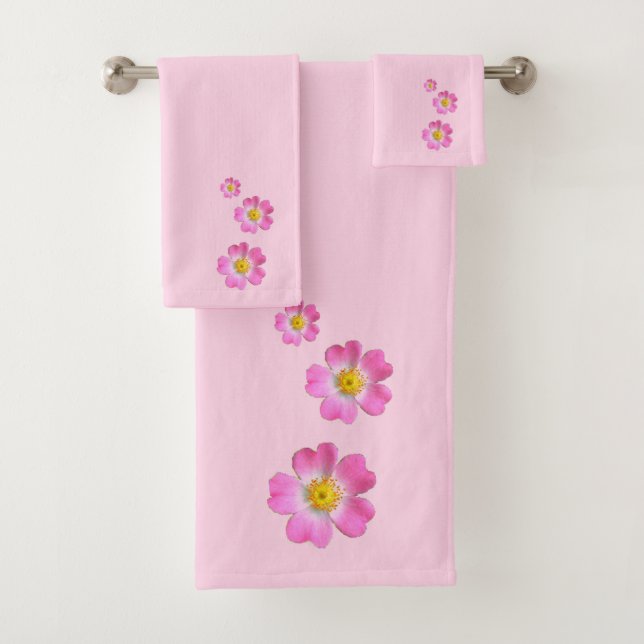Jolies fleurs roses sur fond rose clair (En situation)