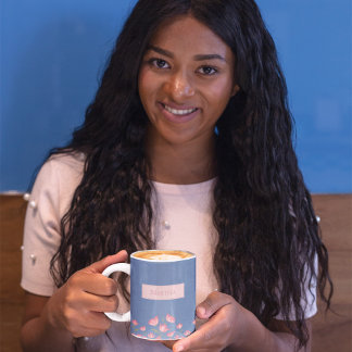 Jolies fleurs roses sur Mug d'aquarelle bleue