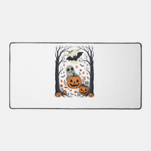 Jolis fantômes d'Halloween et forêt de citrouilles