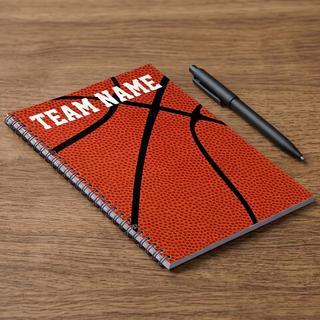 Joueur de basket, entraîneur ou Carnet d'équipe pe (Customizable basketball notebook on desk.)