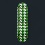 Joueur de disques verts Houndstooth Skateboard<br><div class="desc">Ce Houndstooth Skateboard du Joueur de disques verts réunit deux classiques. Le design d'art moderne et minimaliste du milieu du siècle présente un dessin animé répétitif d'un lecteur de disques portatif vert vif. Les images sont des endroits de telle sorte qu'un motif kitschy houndstooth se forme. Que vous soyez un...</div>