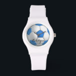 Joueuse de football fille bleu avec nom<br><div class="desc">Montre de football bleu et blanc pour une joueuse de football, avec une place pour son nom en script noir. C'est le cadeau personnalisé parfait pour une jeune fille ou un ado. La couleur de bande peut être changée de rose en rouge ou blanc, ou changer complètement l'apparence de la...</div>