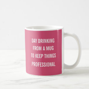 Jour buvant d'une tasse pour garder le professiona
