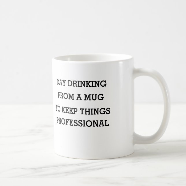 Jour buvant d'une tasse pour garder le professiona (Droite)