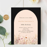 Jour d'anniversaire de budget floral fleur sauvage<br><div class="desc">Une élégante invitation fleur sauvage. Arrière - plan noir et arche couleur pêche. Décoré de fleurs sauvages couleur eau dans le beige,  rose. 1 feuille = 1 invite imprimé bord à bord.</div>