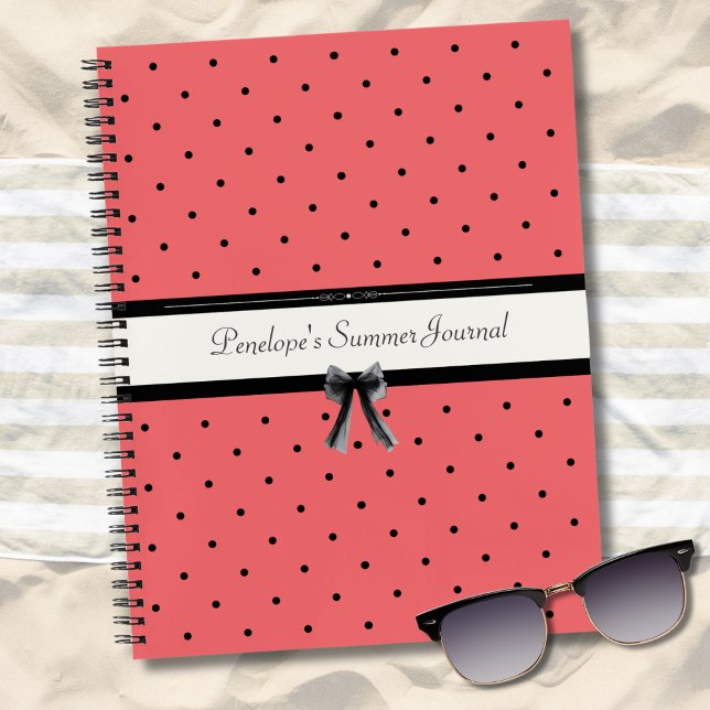 Journal d'été à pois corail vibrant de coucher de  (Get vacation-ready with a Summer Journal, styled on the sand with chic sunnies.)