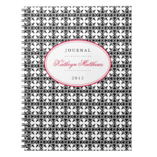 Journal ovale rouge à motif filigrané noir et blan