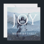 Joy Christmas Card<br><div class="desc">Elégante carte de Noël de joie avec des montagnes bleues arrière - plan avec la neige et l'ange couvert. Un ange serein et terreux. Personnalisez avec votre nom de famille. La paix et la joie sont ce que nous attendons dans ces temps-ci.</div>