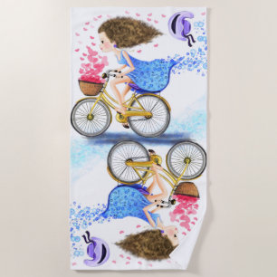 Joyeuse fille avec serviette de plage de vélo
