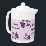 Joyeuse retraite Plutôt Violet Floral Employé<br><div class="desc">Célébrez votre employé ou collègue avec un cadeau de retraite unique et magnifique. De jolies fleurs violettes et des feuilles verts vent et courbent leur chemin le long de la théière et autour du texte. "Bonne retraite" ainsi que le nom de l'employé, le nom de l'entreprise et les années de...</div>