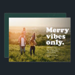 Joyeuses vibes seulement fun rétro vacances carte<br><div class="desc">Envoyez une fête rétro amusante avec ce carte photo unique qui propose une pièce sur "les bonnes vibes seulement" avec une "joyeuse vibes seulement" plus festive. Le texte blanc se trouve à droite d'une seule photo horizontale avec beaucoup de place pour le texte et les noms personnalisés. Le dos est...</div>
