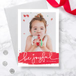 Joyeux Carte photo de vacances à Bruxelles<br><div class="desc">Une carte de vacances moderne avec un coup de pinceau rouge festif et un script joyeux. Le dossier comprend un motif enneigé avec la possibilité de retirer et échanger avec un message personnalisé ou des photos supplémentaires.</div>