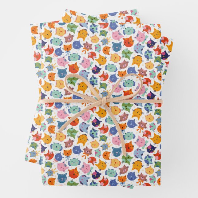 Joyeux chats enveloppant du papier (En situation)