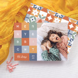 Joyeux et brillant coloré budget photo de Noël<br><div class="desc">Célébrez la saison en beauté avec notre carte budget photo "Merry & Bright", un design audacieux et vibrant parfait pour ceux qui aiment une touche amusante et moderne sur la tradition. Avec des carrés colorés en orange, jaune, vert, rose et bleu, chaque lettre de "joyeux & lumineux" apparaît à l'intérieur...</div>